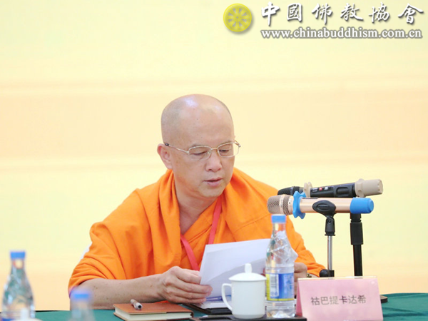 07 祜巴提卡达希副主任宣读《关于佛教界做好信教公民服务的通知（建议稿）》.png