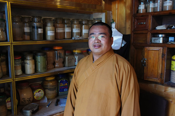 千山龙泉寺住持图片