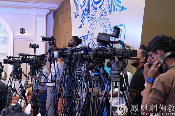 近30家海内外媒体的记者参加发布会（图片来源：凤凰网佛教文化）